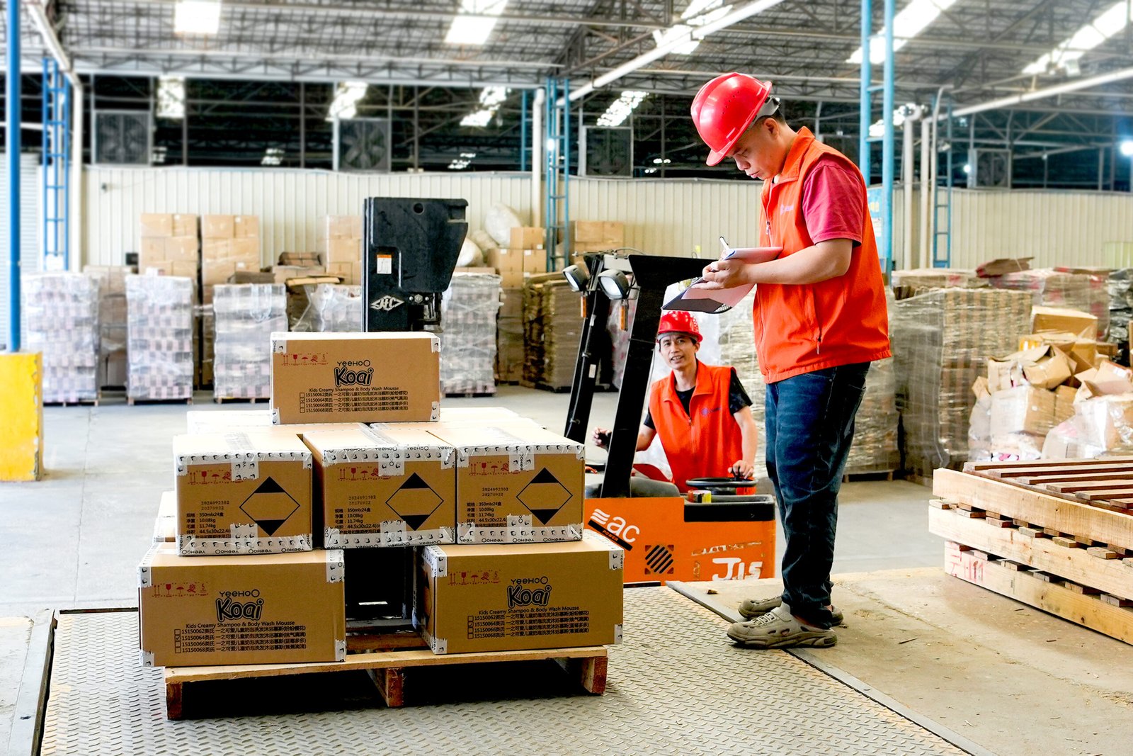 Goods from multiple suppliers stored before consolidation