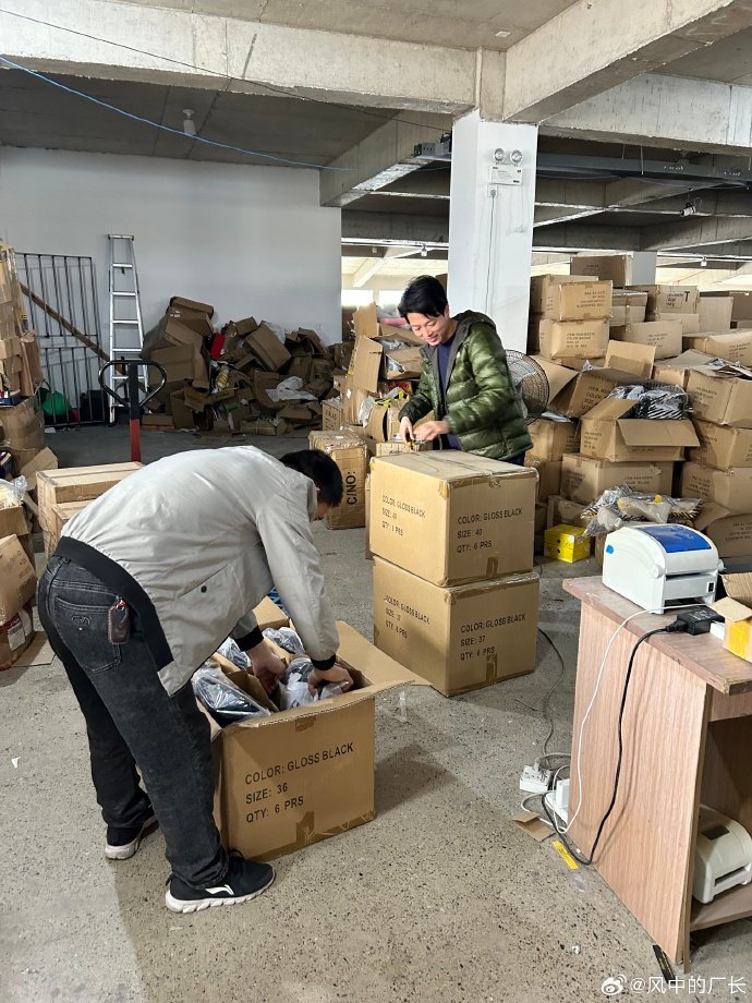 Checking cartons and incoming cargo condition