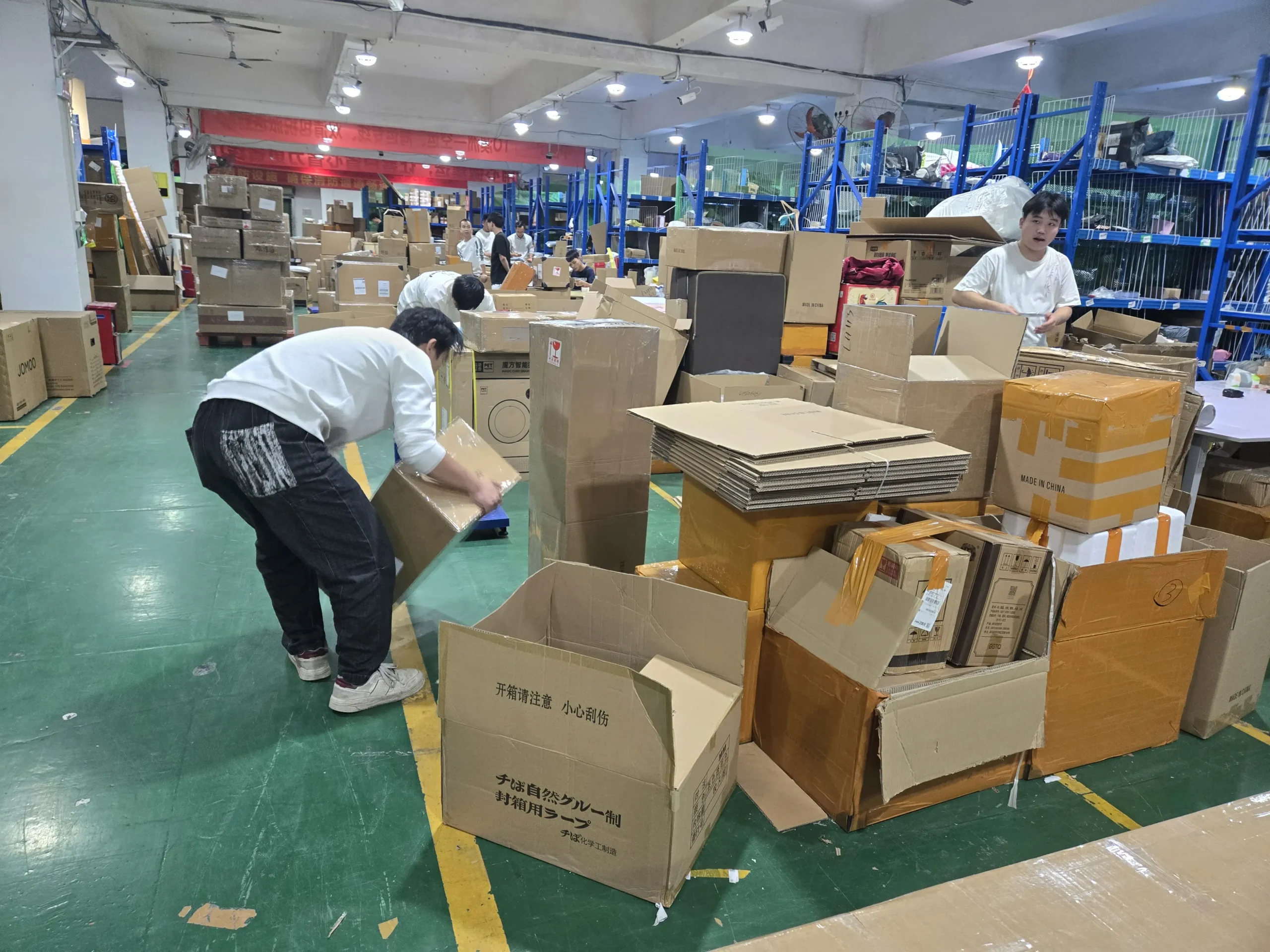 Storing and sorting goods in a warehouse